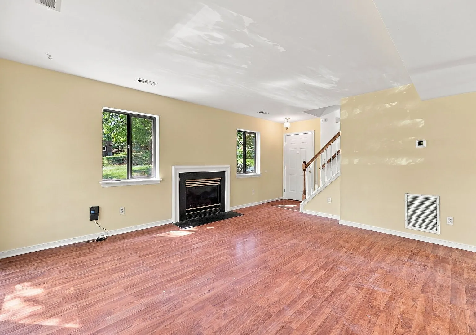 322 Whispering Oaks Drive — Photo 2
