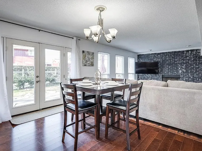 4033 Foxwood Dr — Photo 4