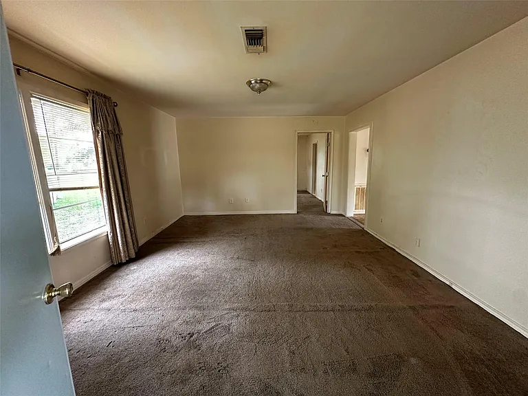 2570 Stadium Dr — Photo 5