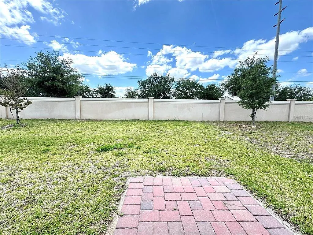 4 bed, 3.0 bath, 1978 sqft, $2,200 — Photo 4
