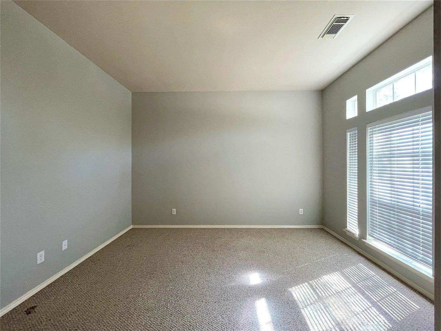 3 bed, 2.0 bath, 2276 sqft, $2,450 — Photo 4