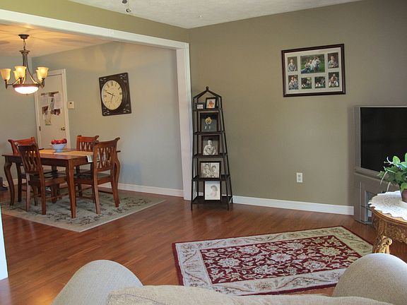 living room/ Kitchen