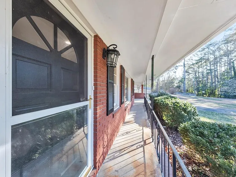 909 Rosedale Dr — Photo 3