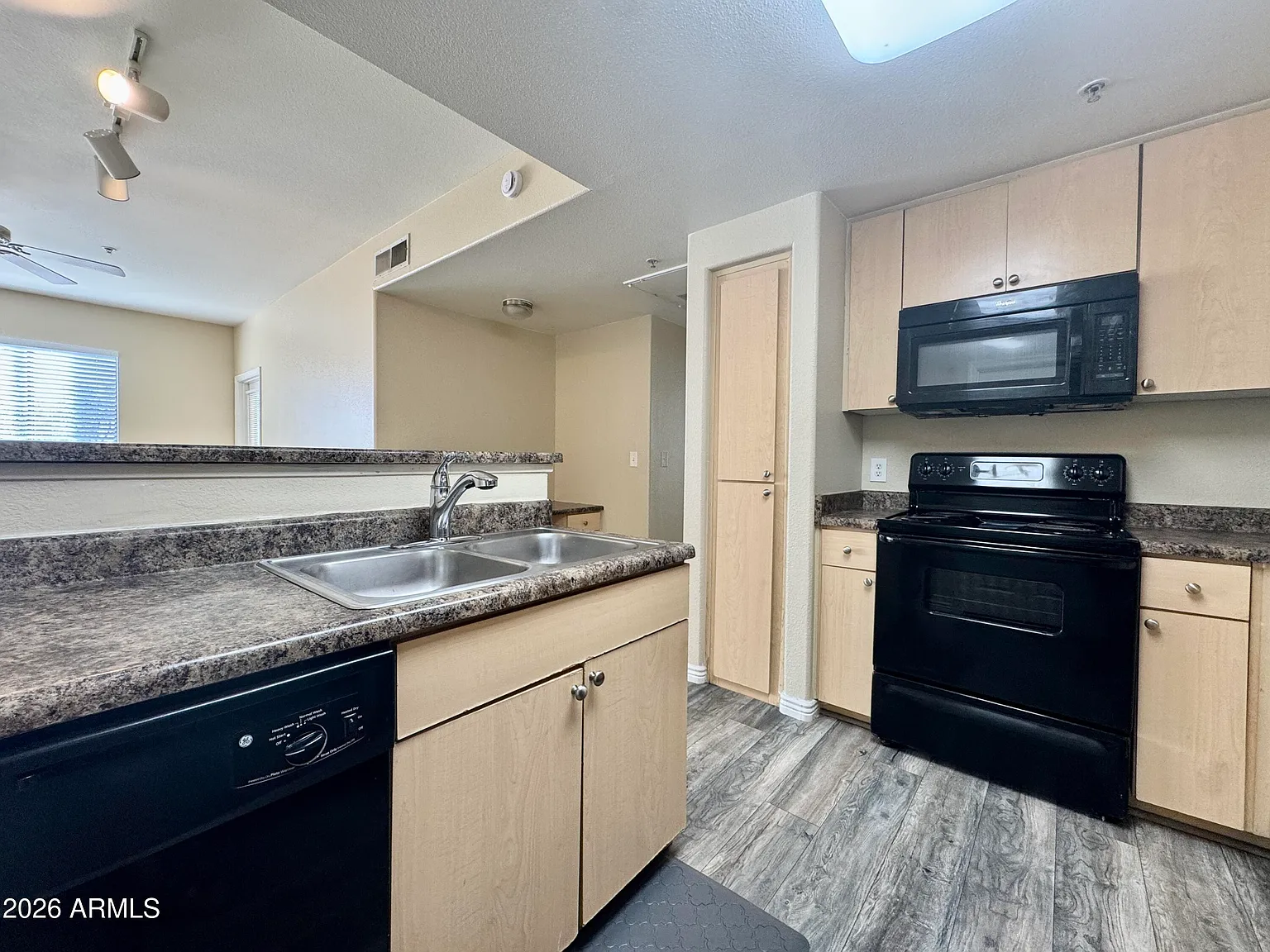 2 bed, 2.0 bath, 924 sqft, $1,450 — Photo 2