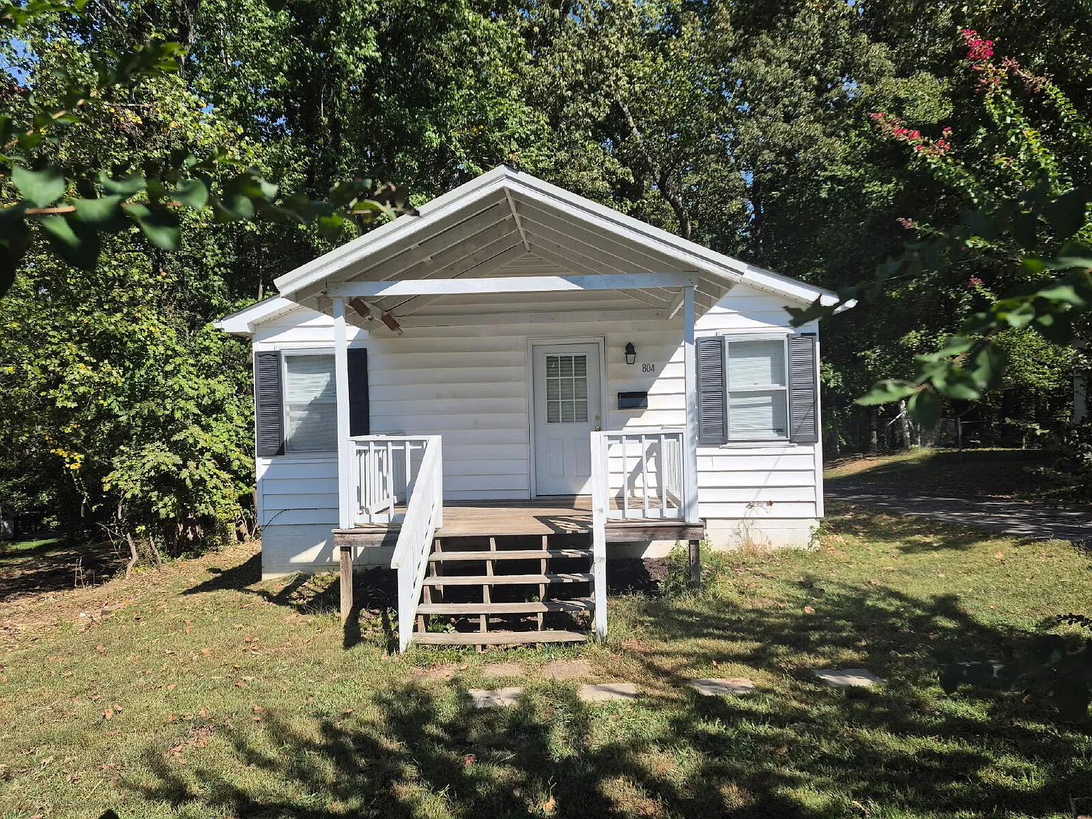 2 bed, 1.0 bath, 768 sqft, $975 — Photo 1