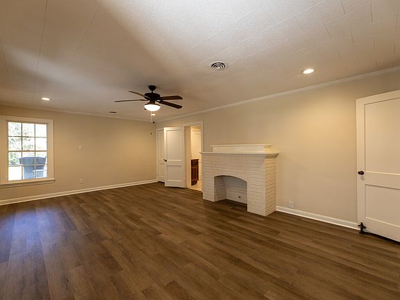 221-JEFFERSON-STREET-living-alt_10222025