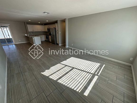 4th image of 8 E Geneva Dr