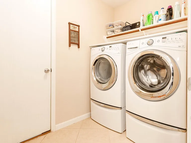 Laundry down stairs (W/D no included)