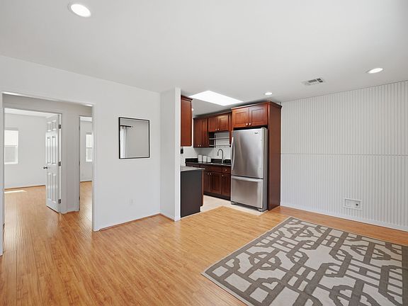 4th image of 340 N La Fayette Park Pl