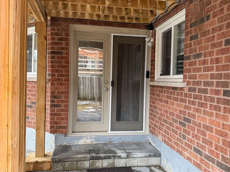 364 Kirby Cres #BASEMENT — Photo 11