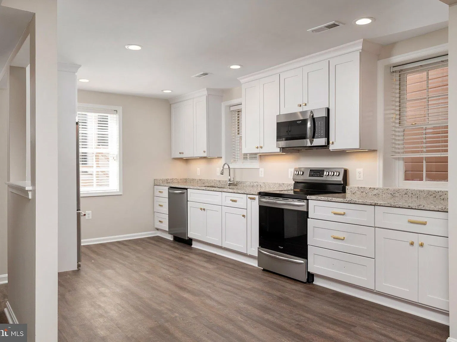 2 bed, 1.5 bath, 2640 sqft, $2,950 — Photo 3