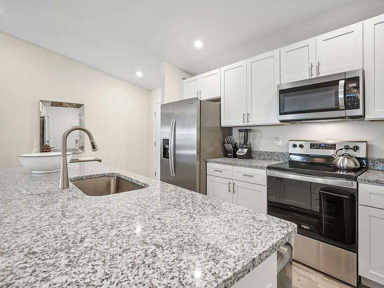 25 SW 22nd Ave — Photo 10