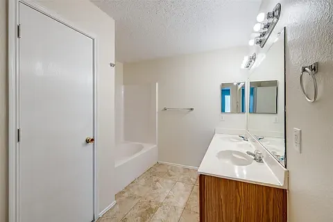 933 Medina Dr — Photo 25