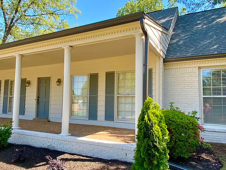 2420 Stratfield Dr — Photo 1