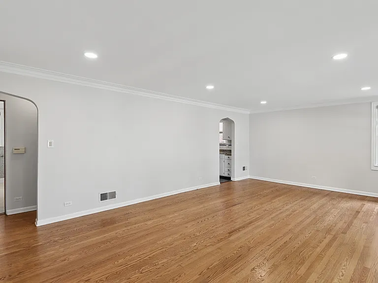 893 S Poplar Ave — Photo 3