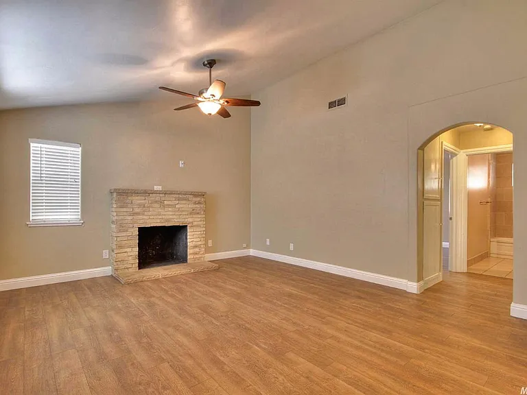 904 Singingwood Rd — Photo 7