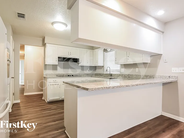 504 Saint Dunstan Way — Photo 7
