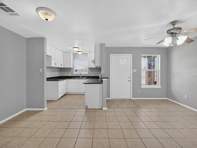 1424 E Mulkey St #1426 — Photo 13