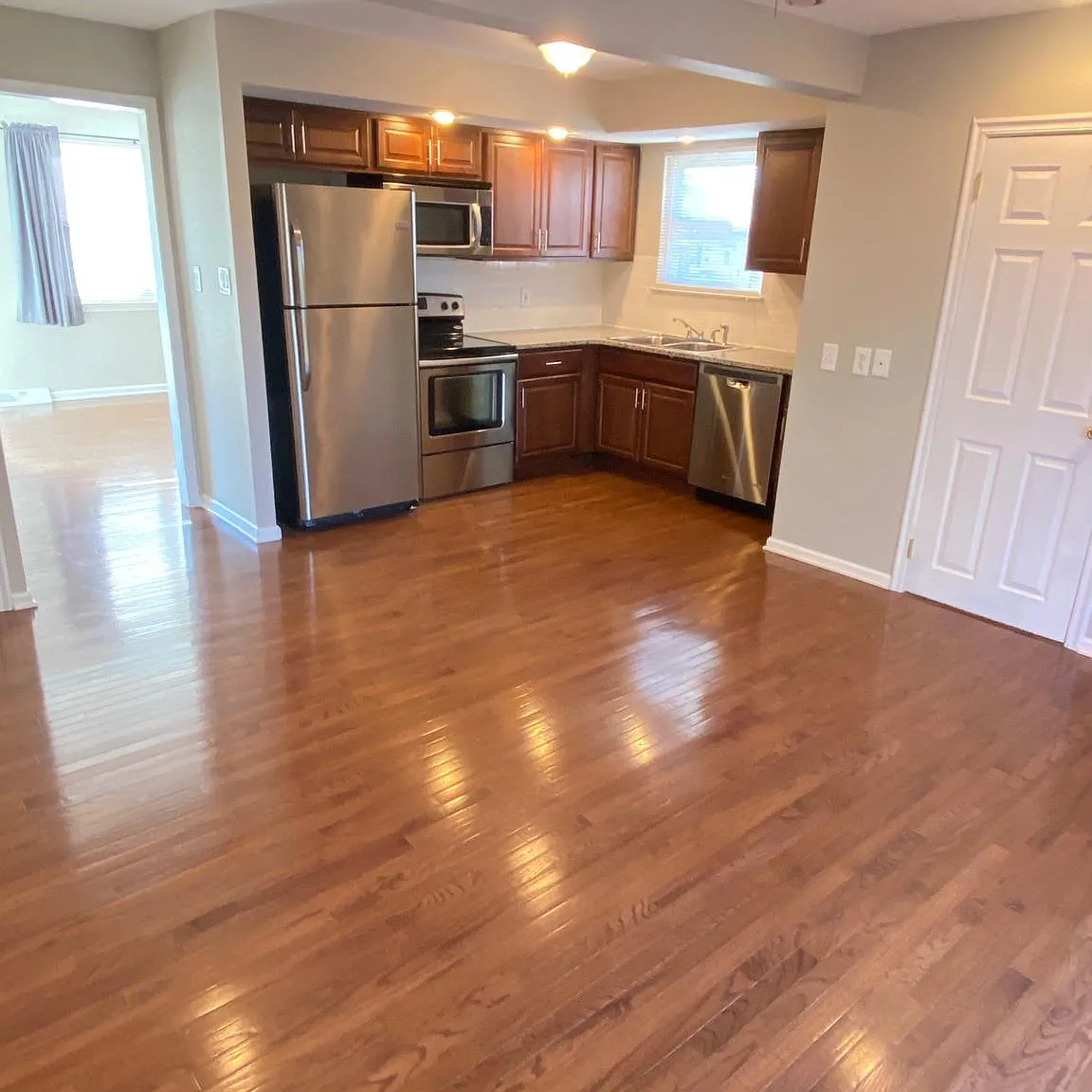 3 bed, 1.5 bath, 1080 sqft, $2,500 — Photo 2