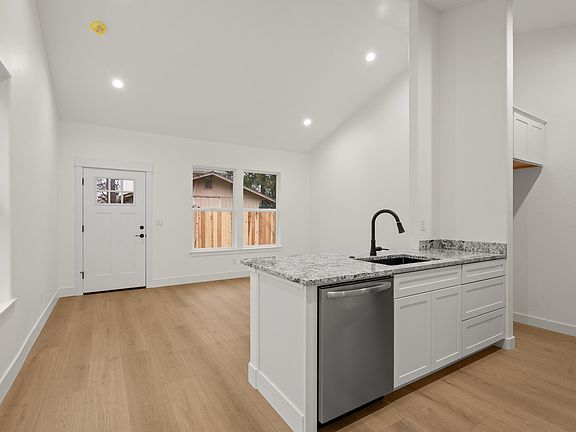 4th image of 414 SW I St
