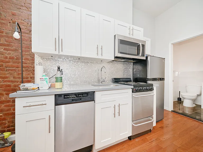 331 W 43rd St #1B — Photo 4