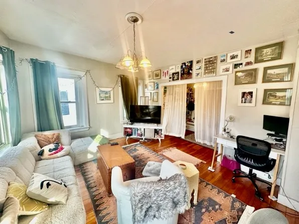 435 Hanover St #2C, Boston, MA 02113