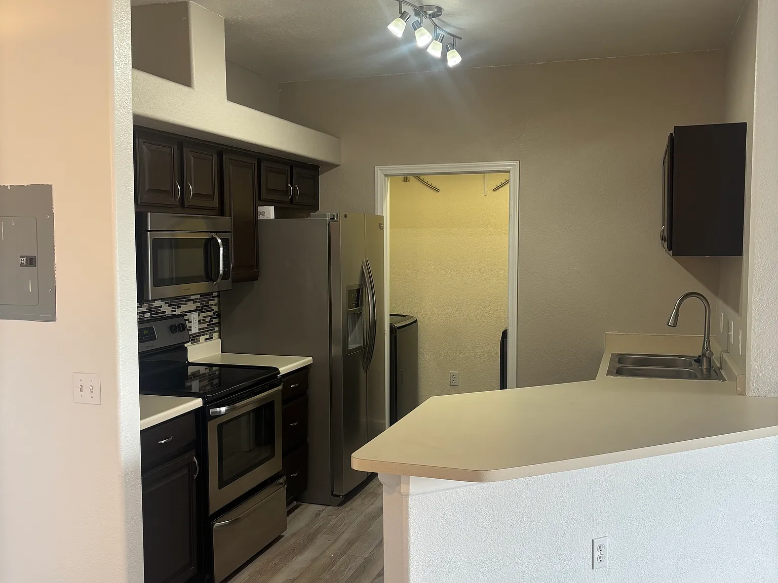 2 bed, 1.5 bath, 1200 sqft, $2,200 — Photo 3