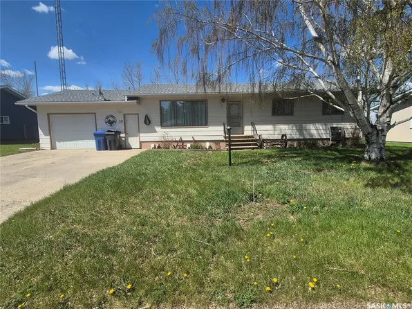 10 Yandeau Crescent, Radville, SK S0C 2G0