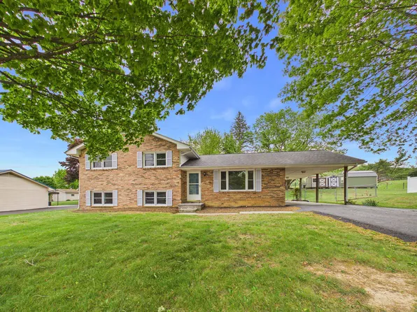 405 Maple Dr, Christiansburg, VA 24073