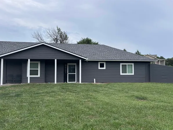 300 E 141st St, Carbondale, KS 66414