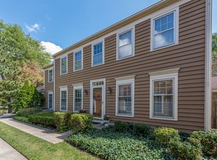 2056 Creekside Dr, Wheaton, IL 60189