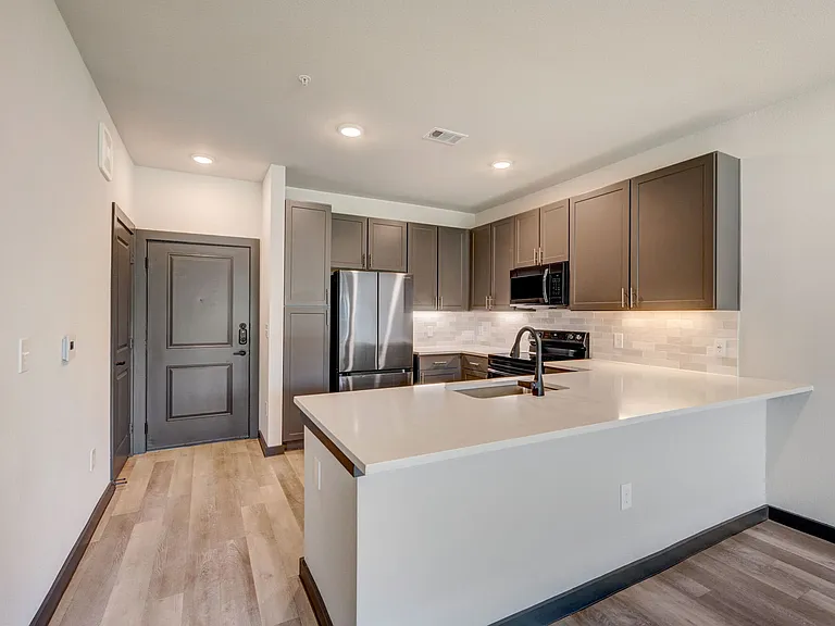 Skyview Flats — Photo 25