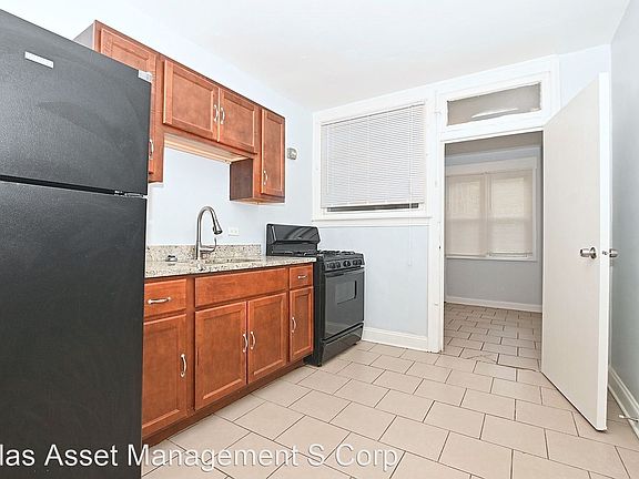 4th image of 7842 S Oglesby Ave #2