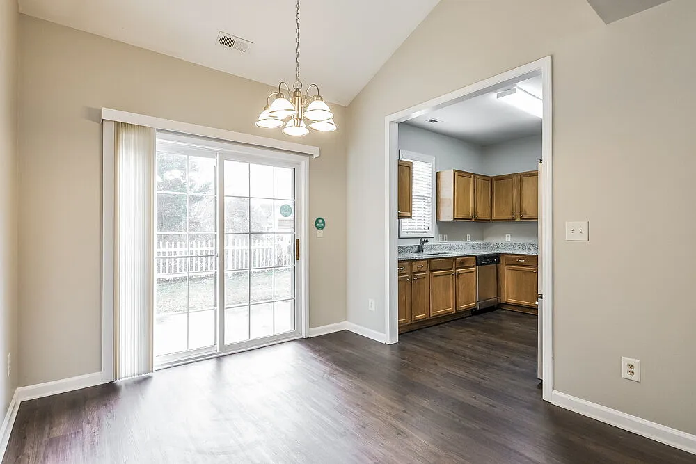 3 bed, 2.5 bath, 1600 sqft, $1,900 — Photo 4
