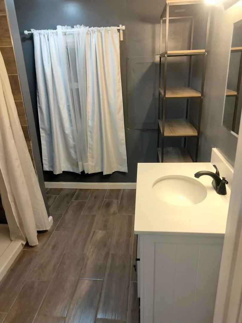 Room in 5 Bedroom Home in Statesville — Photo 4