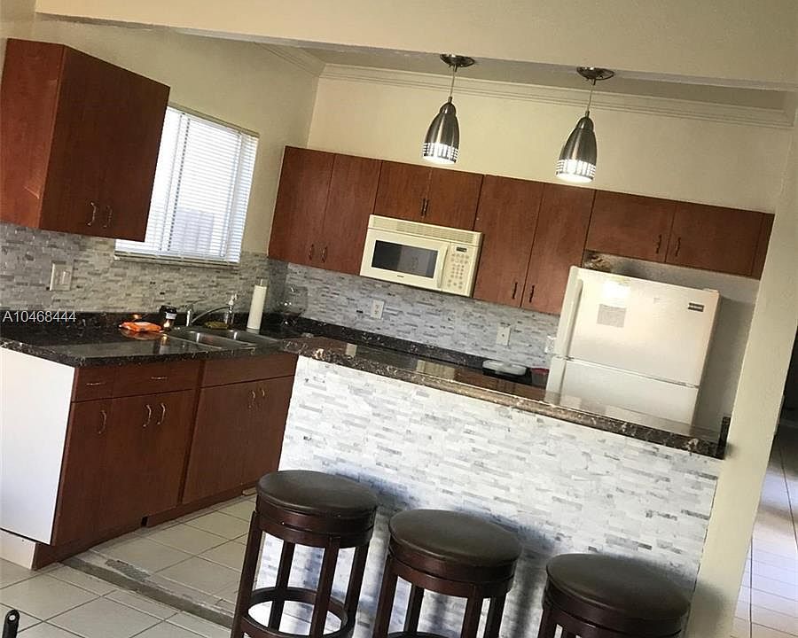 2nd image of 261 SE 32nd Ave