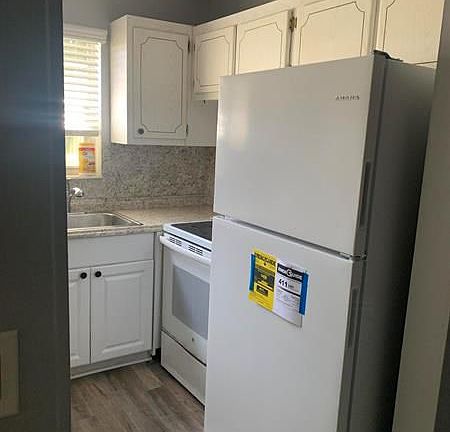 5th image of 428 Windsor S
