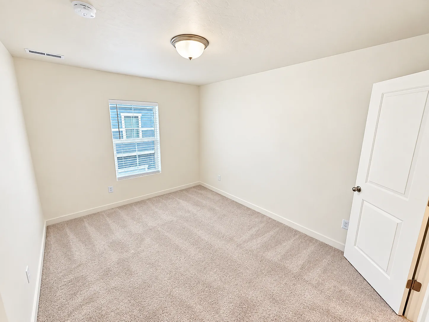 Charming 3-Bed Townhouse Retreat with Spacious 1954 SF Living in Eagle Mountain! — Photo 1