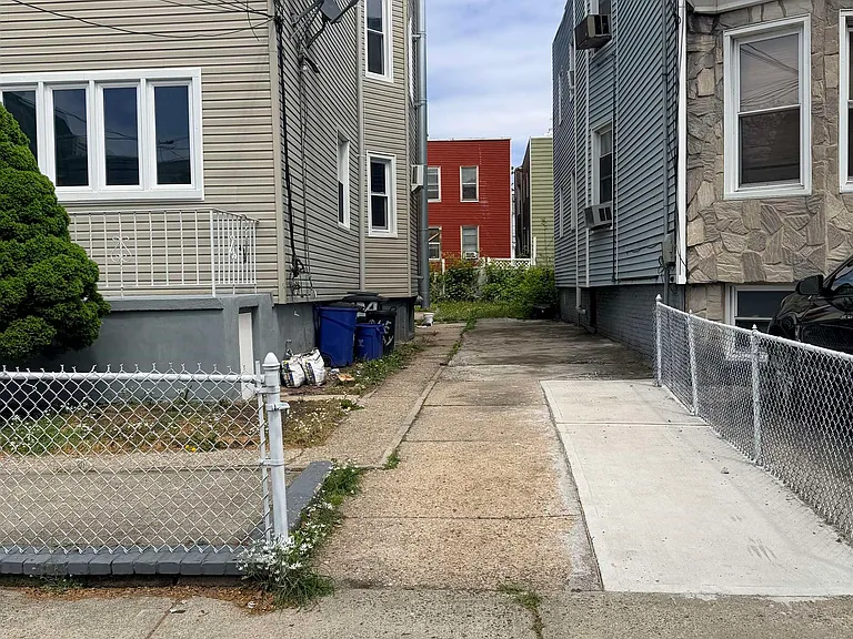 124 Winfield Ave #1 — Photo 36