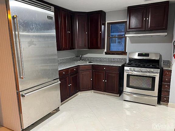 4th image of 141 Woodbridge Ave