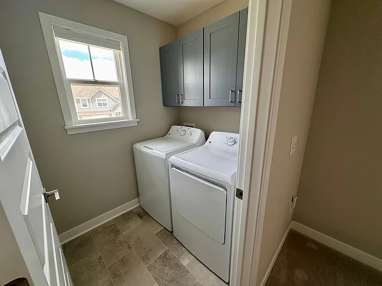 721 Scarsdale Ln — Photo 32