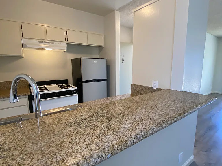 1425 E Orange Grove — Photo 7