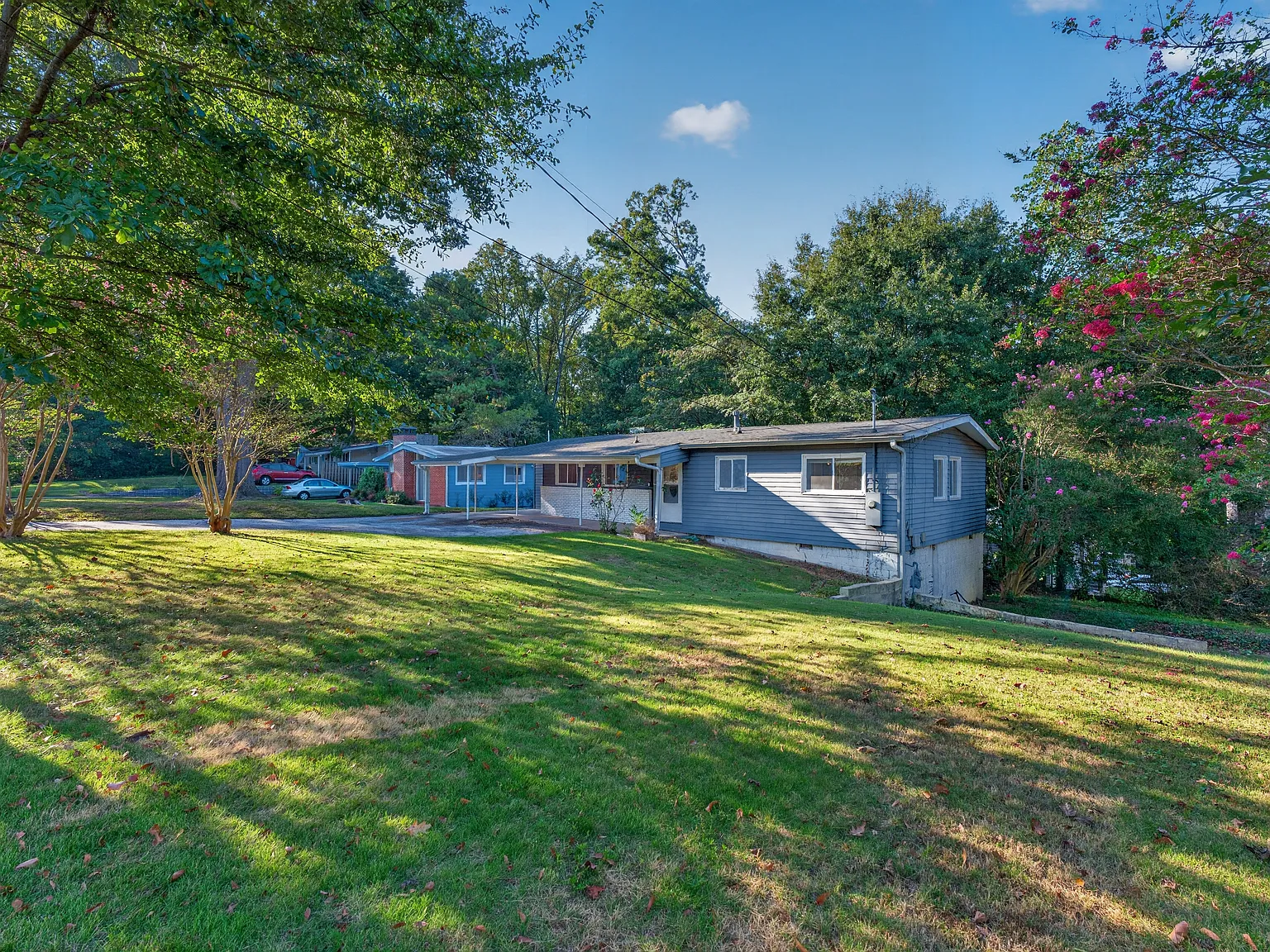 5 bed, 2000 sqft, $2,900 — Photo 2