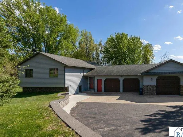61785 Sunset Ln, New Ulm, MN 56073