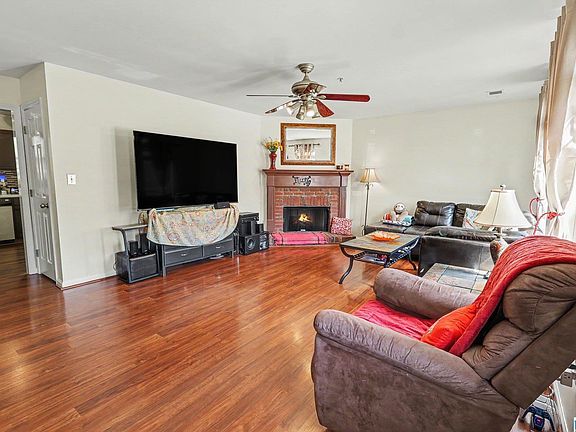 2nd image of 225 Willow Point Cir