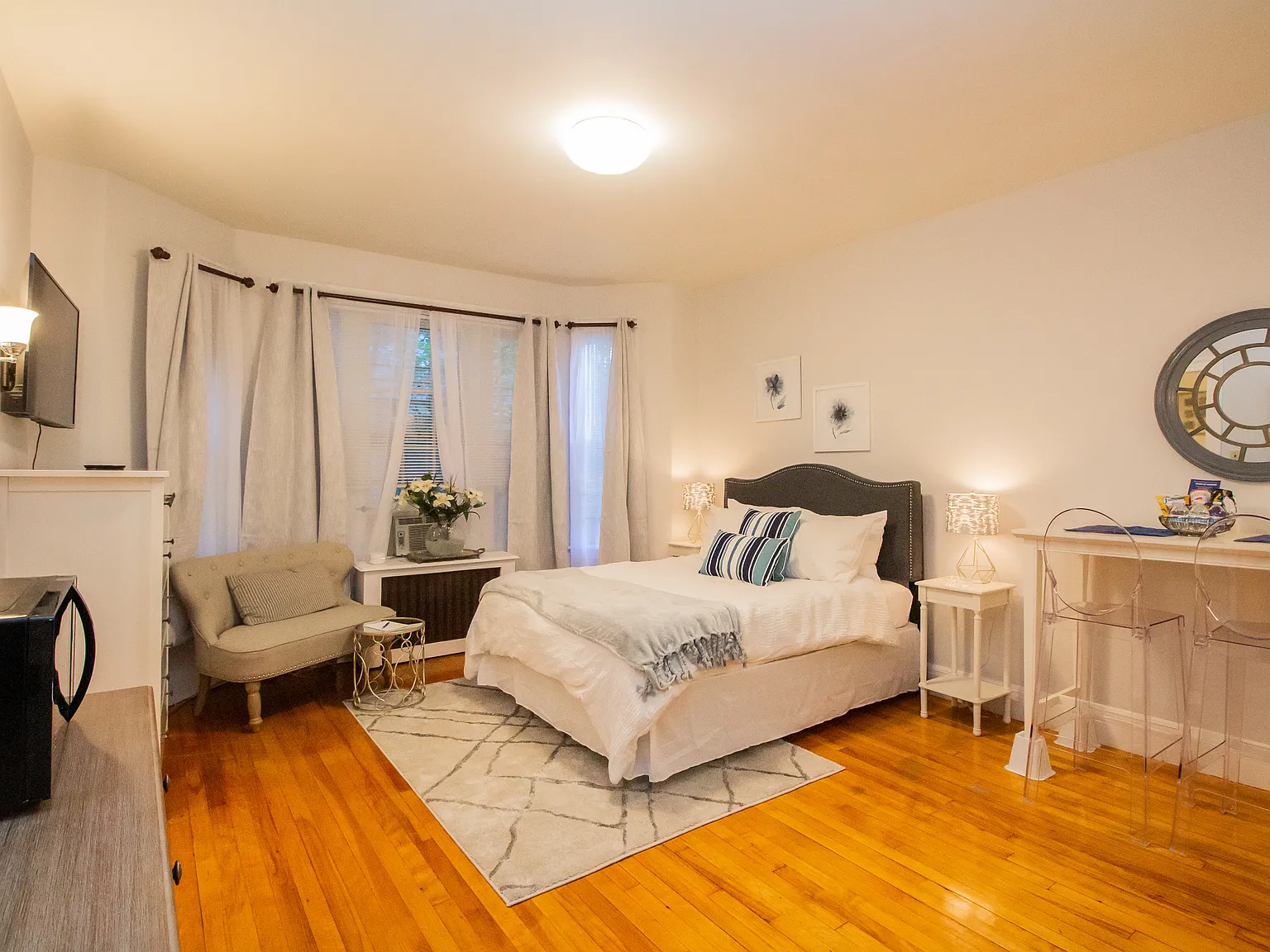 Studio, 450 sqft, $3,990 — Photo 2
