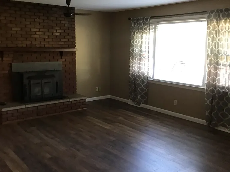 Robindale Dr — Photo 2
