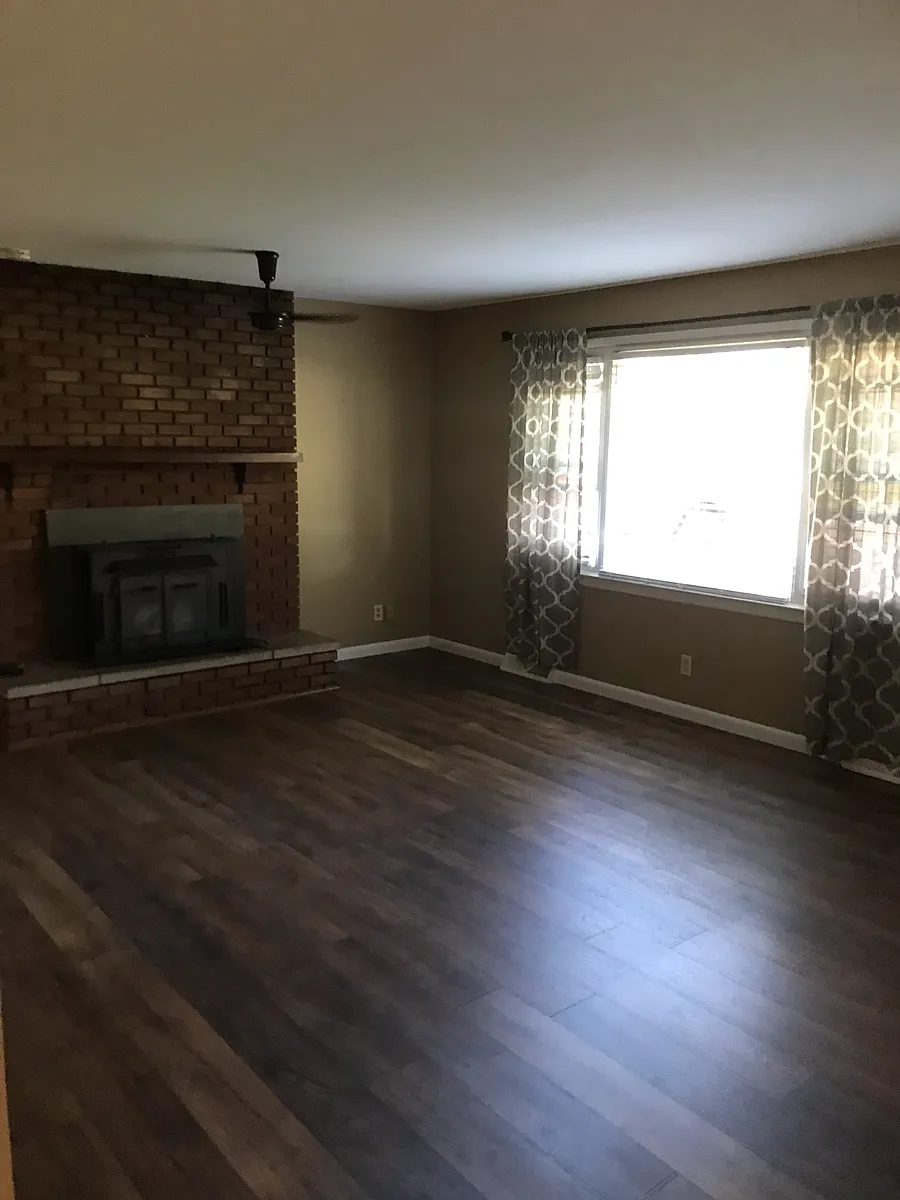 Building Photo - Robindale Dr