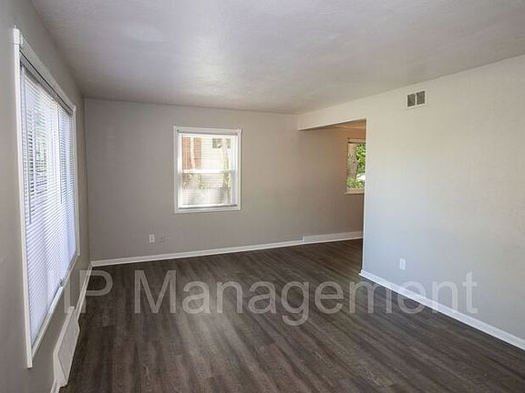 4th image of 27600 Tremaine Dr