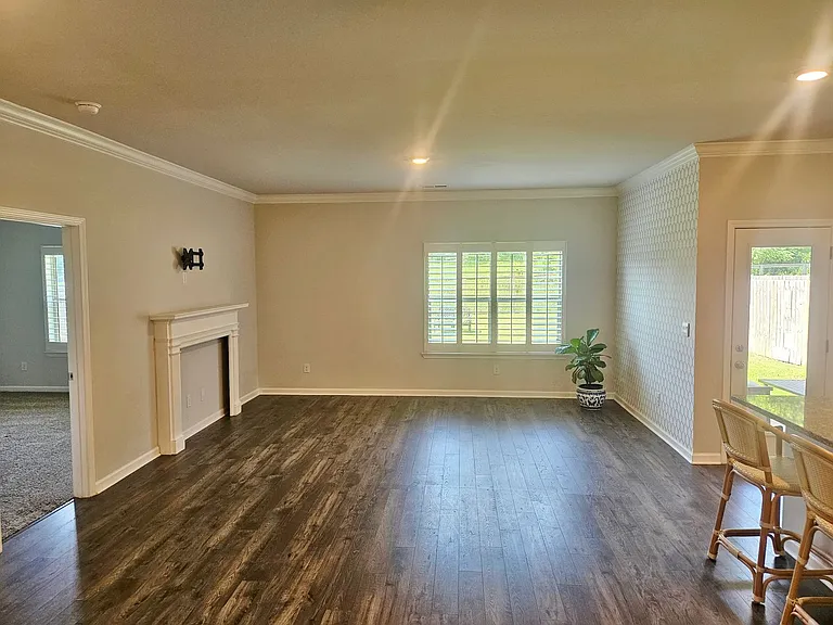 230 Ashland Dr S #W — Photo 2